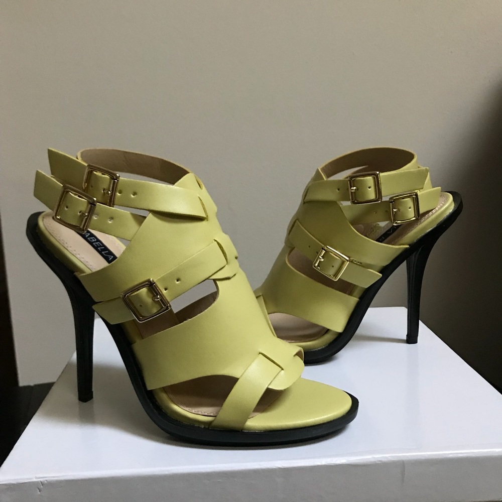 NWOT IIzabella Rue yellow heeled sandals